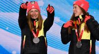 Die zweitplatzierten Katherine Sauerbrey (l) und Katharina Hennig aus Deutschland feiern mit ihren Silbermedaillen auf der Bühne.
