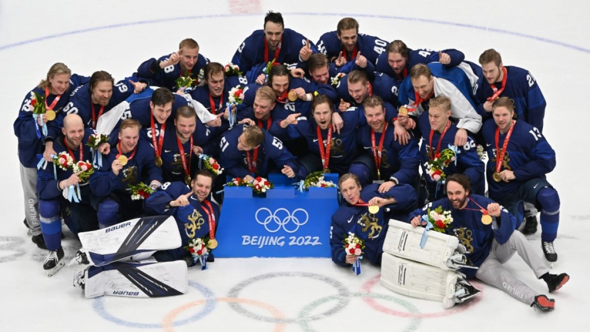 Die Spieler aus Finnland freuen sich über ihren Sieg und die gewonnene Goldmedaille. (Foto)