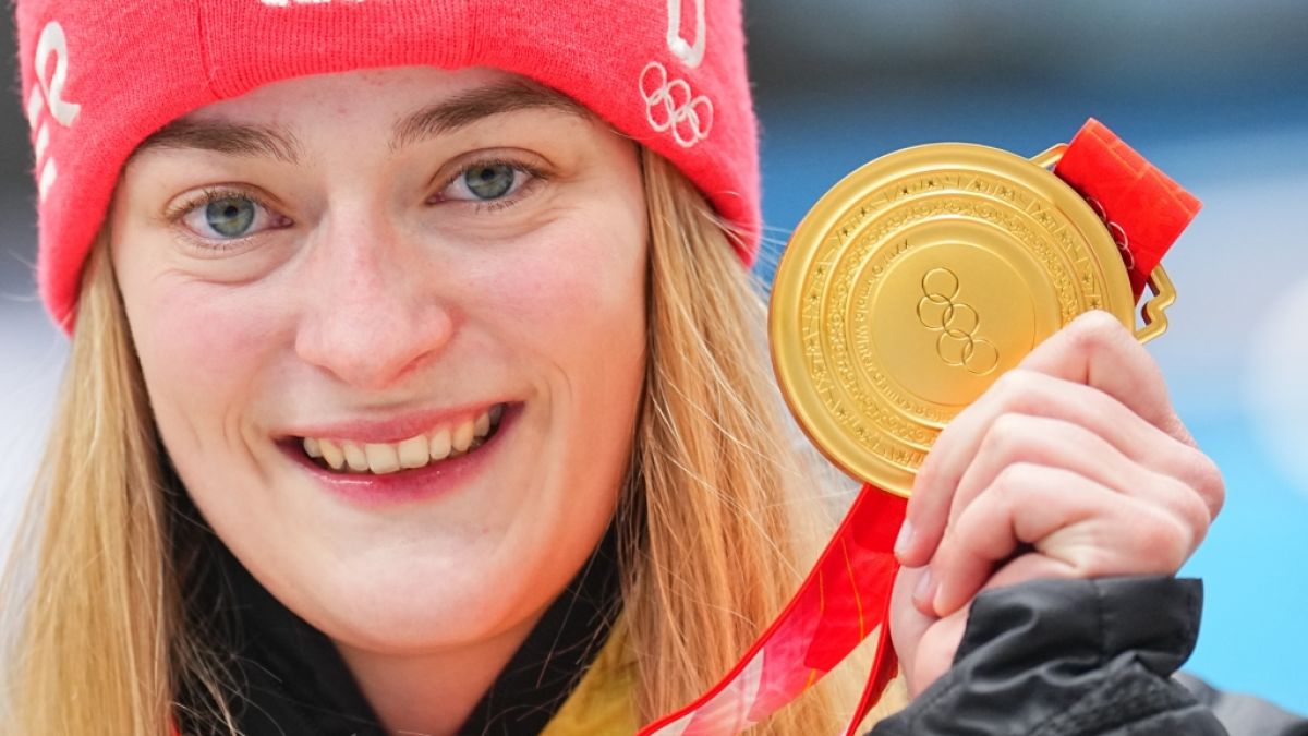 Gewinnerin Hannah Neise aus Deutschland feiert mit ihrer Goldmedaille auf dem Podium. (Foto)