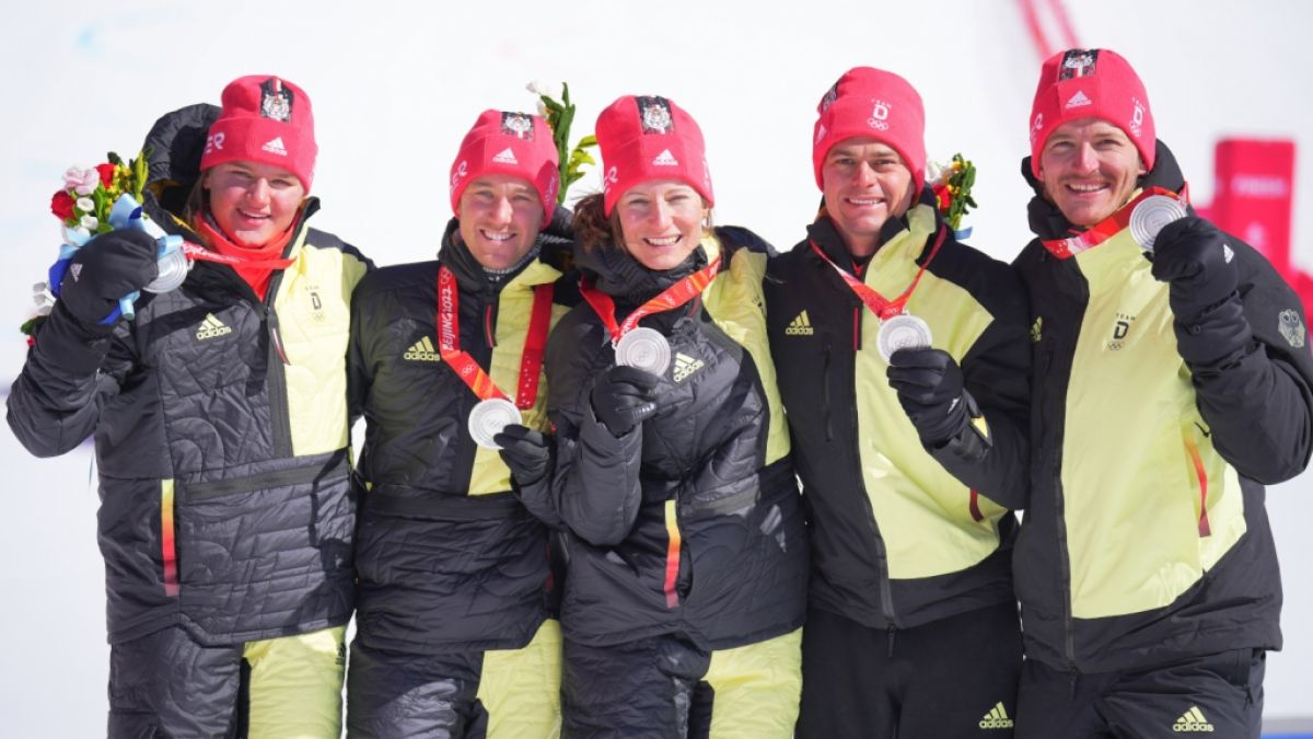 Das zweitplatzierte Ski-alpin-Team Deutschland feiert nach der Siegerehrung. (Foto)