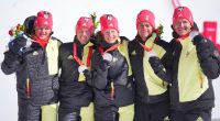 Das zweitplatzierte Ski-alpin-Team Deutschland feiert nach der Siegerehrung.
