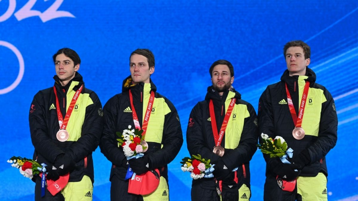 Constantin Schmid (l-r), Stephan Leyhe, Markus Eisenbichler und Karl Geiger aus Deutschland mit ihren Bronzemedaillen. (Foto)