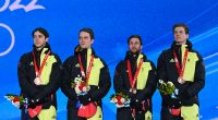 Constantin Schmid (l-r), Stephan Leyhe, Markus Eisenbichler und Karl Geiger aus Deutschland mit ihren Bronzemedaillen.