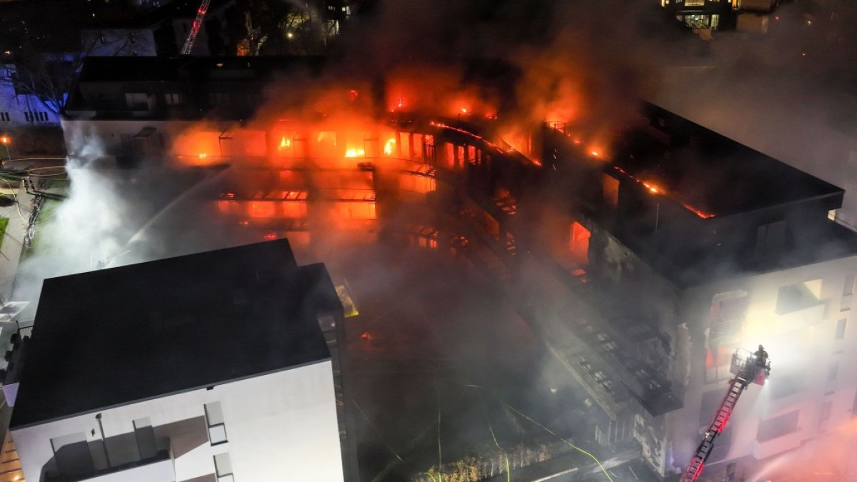 In Essen steht ein Wohnblock in Flammen. (Foto)