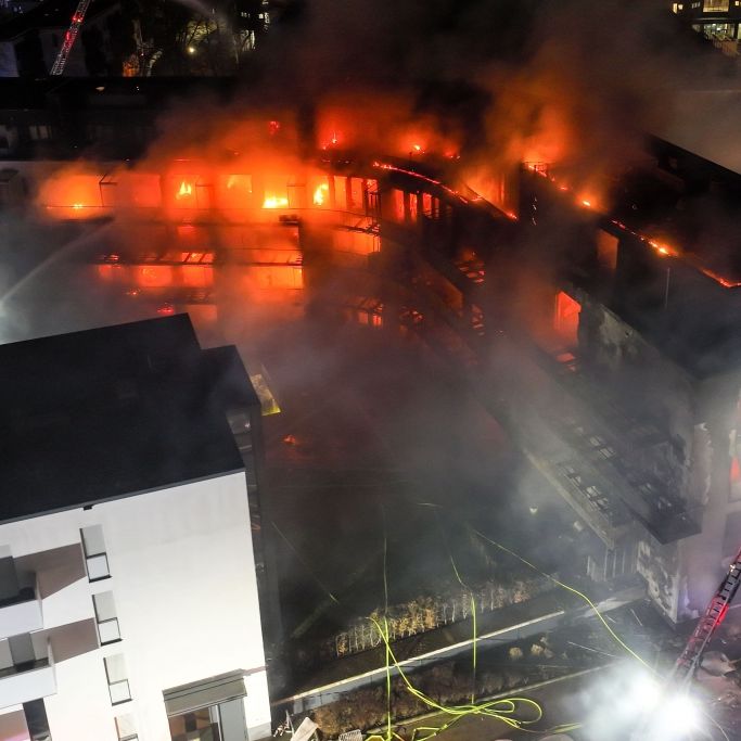 3 Verletzte, 35 Wohnungen zerstört! Brandursache weiterhin unklar