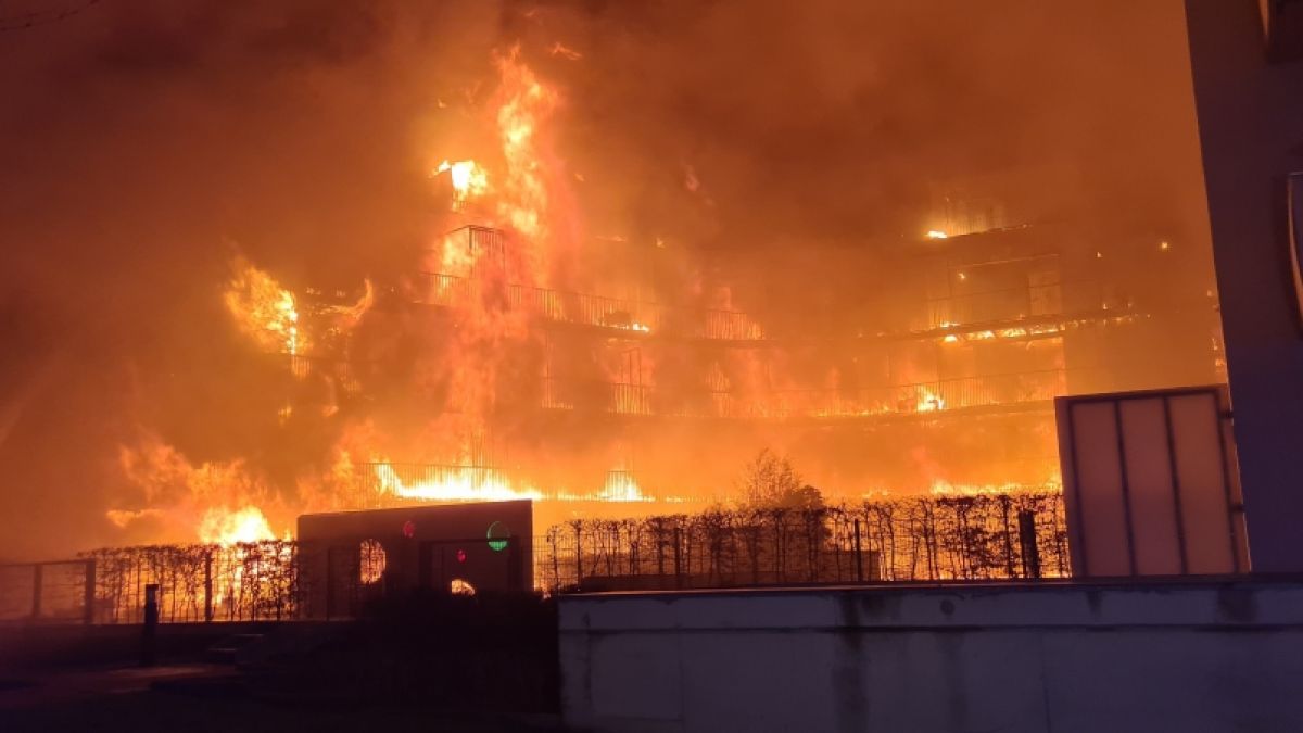 Flammen schlagen aus einem Wohnkomplex in voller Breite. (Foto)
