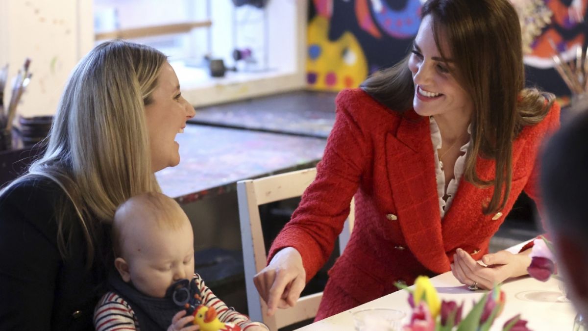 Diese Bilder dürften Prinz William nervös machen: Herzogin Kate blüht beim Kontakt mit Babys regelrecht auf. (Foto)
