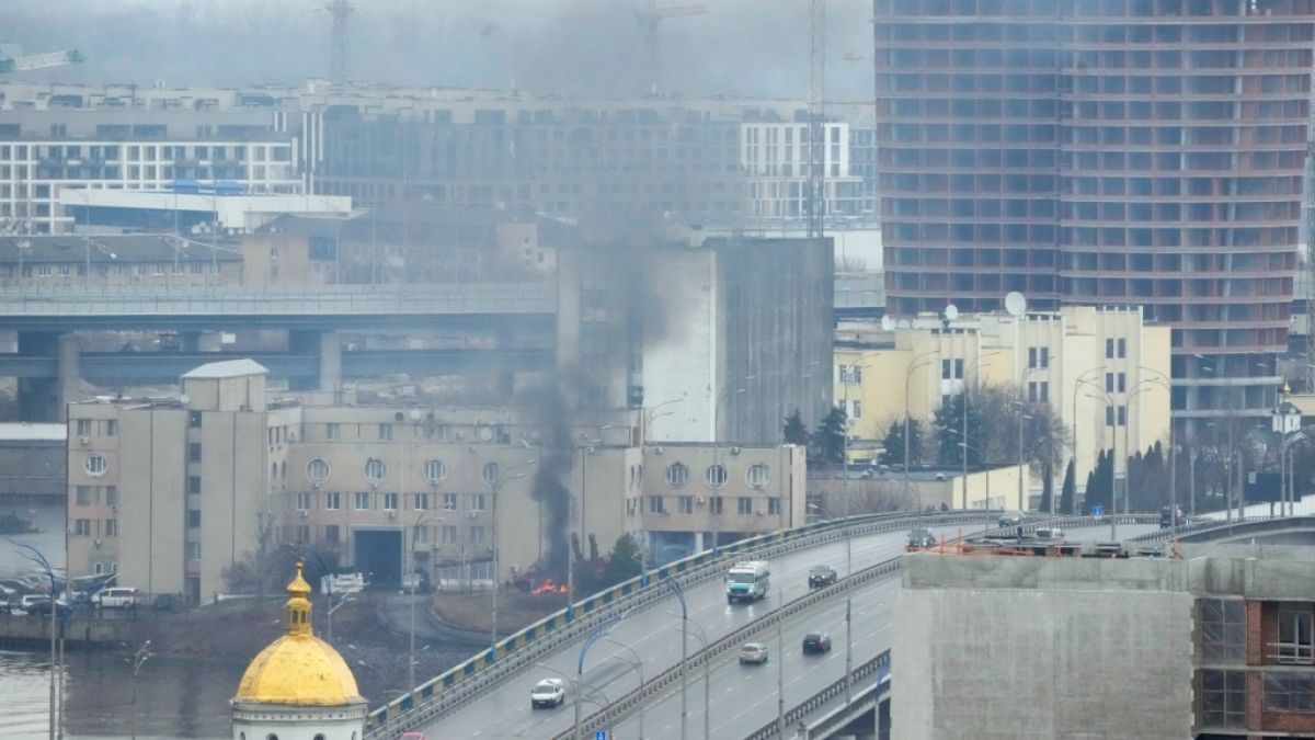 Rauch und Flammen steigen in der Nähe eines Militärgebäudes in Kiew nach einem offensichtlichen russischen Angriff auf. (Foto)