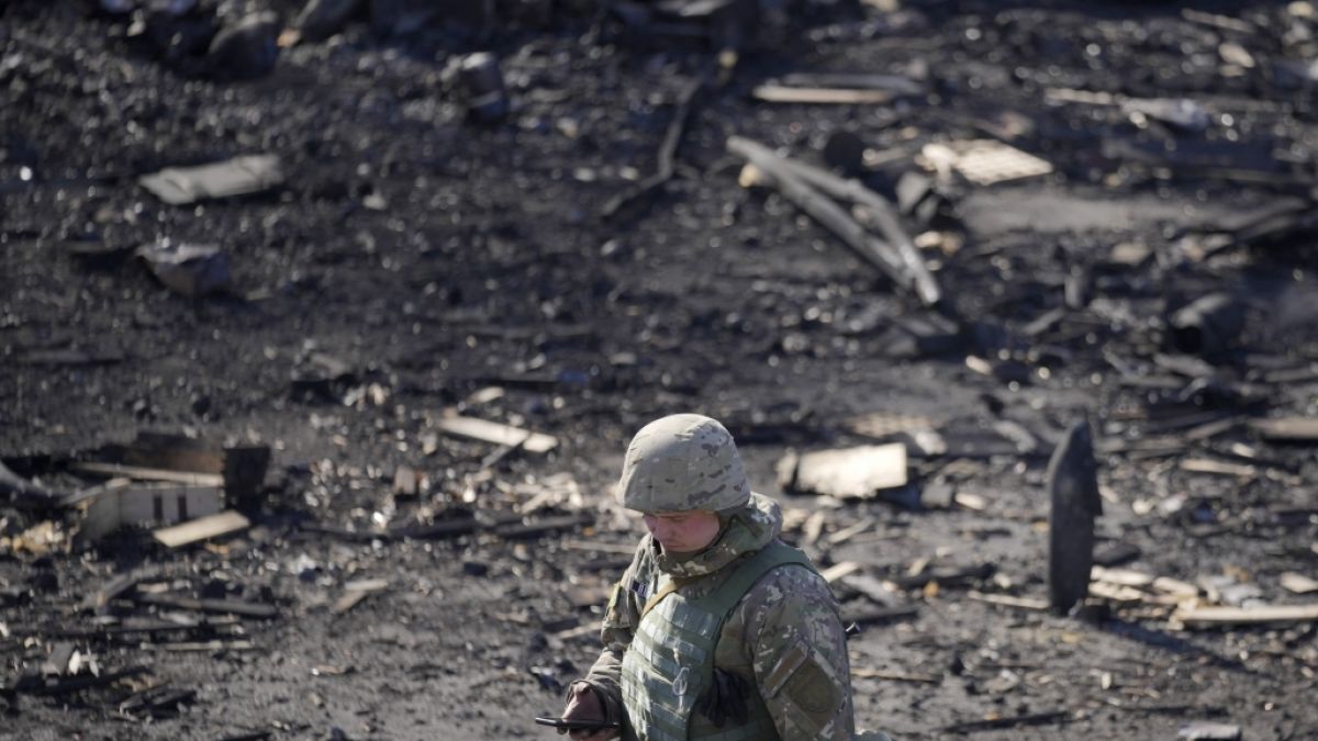 Ein ukrainischer Soldat geht durch Trümmer nach einem russischen Luftangriff. (Foto)