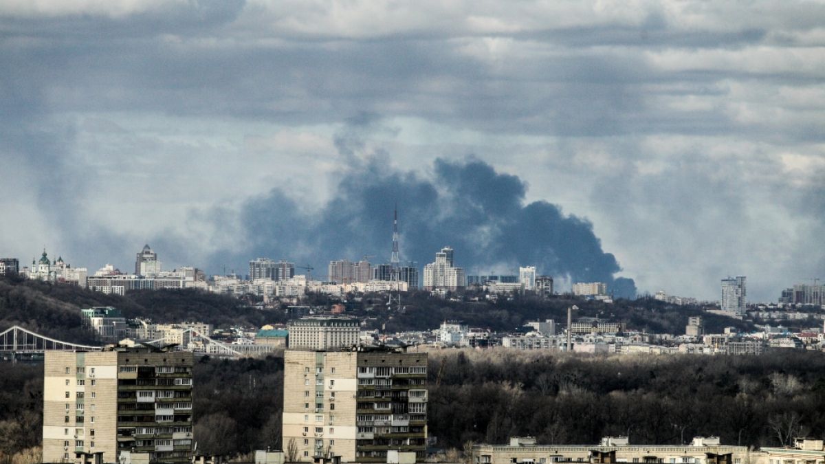 Rauch stieg am Morgen über dem Teil der ukrainischen Hauptstadt Kiew auf. (Foto)
