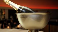 Todesursache Luxus-Champagner: Nach dem Verzehr von mit der Droge Ecstasy versetztem Schampus ist ein Mann (56) in der Oberpfalz gestorben. Nun wird in einer offiziellen Mitteilung vor dem Genuss des Champagners gewarnt.
