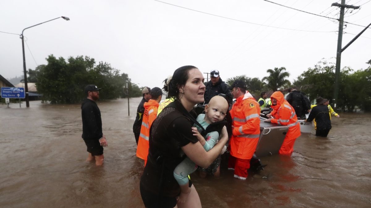 Eine Frau rettet ihr Baby vor den Fluten. (Foto)