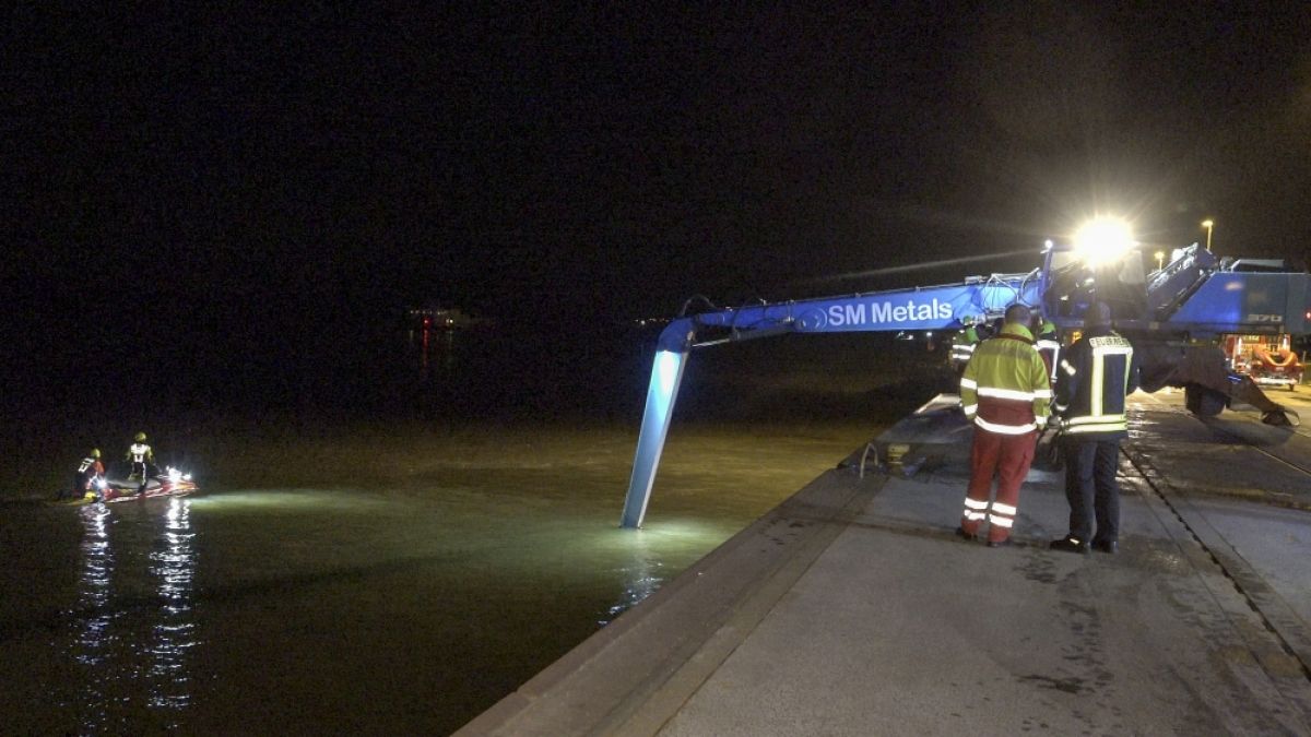 Einsatzkräfte der Feuerwehr, Wasserschutzpolizei und Polizei suchen im Rhein nach den vermissten Insassen. (Foto)