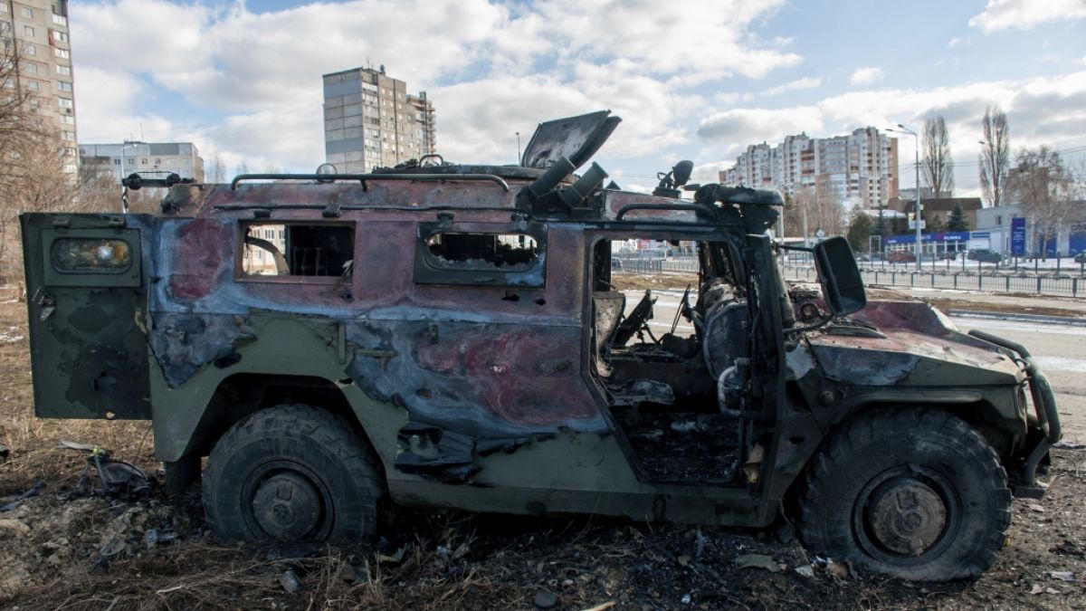Ein beschädigtes und ausgebranntes Militärfahrzeug nach Kämpfen in Charkiw. (Foto)