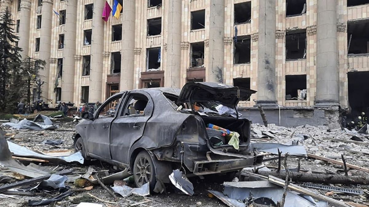 Auf diesem vom ukrainischen Rettungsdienst veröffentlichten Foto steht ein zerstörtes Auto vor dem beschädigten Rathausgebäude in Charkiw. (Foto)