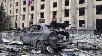 Auf diesem vom ukrainischen Rettungsdienst veröffentlichten Foto steht ein zerstörtes Auto vor dem beschädigten Rathausgebäude in Charkiw.