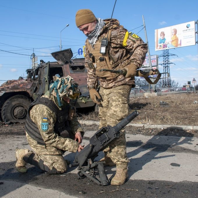 Kampf ohne Waffen! Ukrainer wickeln russische Soldaten in Frischhaltefolie ein