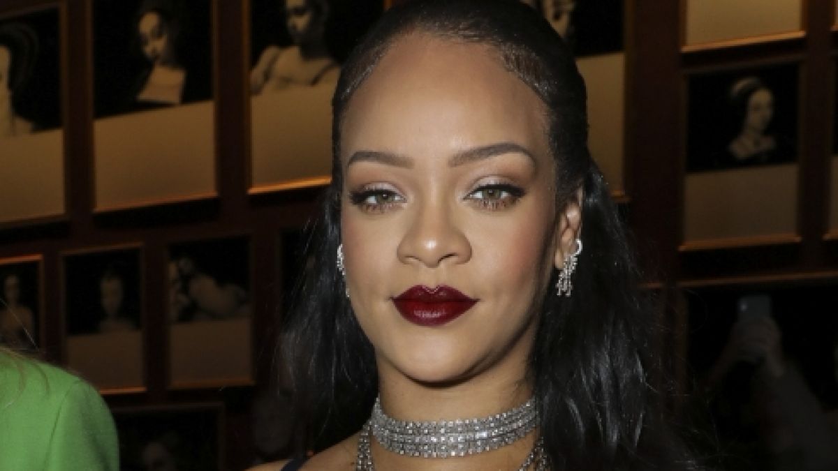 So selbstbewusst präsentiert sich Sängerin Rihanna (34) ihren sexy Babybauch auf der Pariser Fashion Week. (Foto)