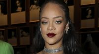 So selbstbewusst präsentiert sich Sängerin Rihanna (34) ihren sexy Babybauch auf der Pariser Fashion Week.