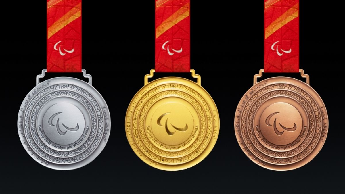 Um diese drei Medaillen kämpfen die Para-Sportler und Sportlerinnen bei den Paralympischen Winterspielen in Peking. (Foto)