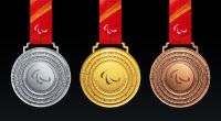 Um diese drei Medaillen kämpfen die Para-Sportler und Sportlerinnen bei den Paralympischen Winterspielen in Peking.