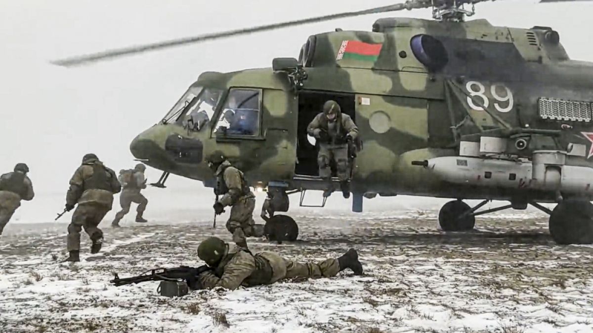 Ein ukrainisches Flugblatt erklärt Putins Soldaten, wie sie sich ergeben sollen. (Foto)