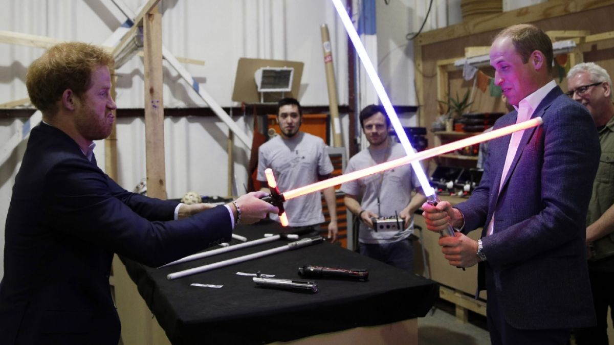Möge die Macht mit ihnen sein: Prinz Harry und Prinz William greifen am "Star Wars"-Set in den Pinewood Studios zu Lichtschwertern. (Foto)