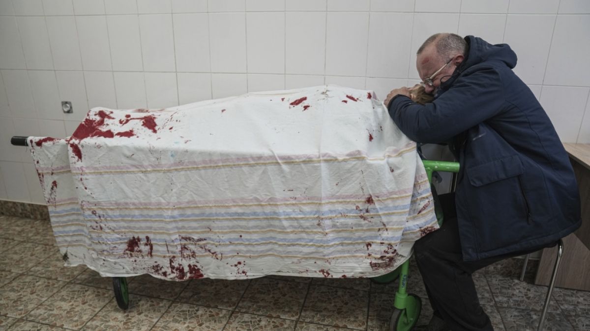 Ein ukrainischer Vater beweint seinen bei einem Bombenangriff in Mariupol getöteten Sohn - Bilder wie zeigen die unfassbaren Auswirkungen des Ukraine-Krieges. (Foto)