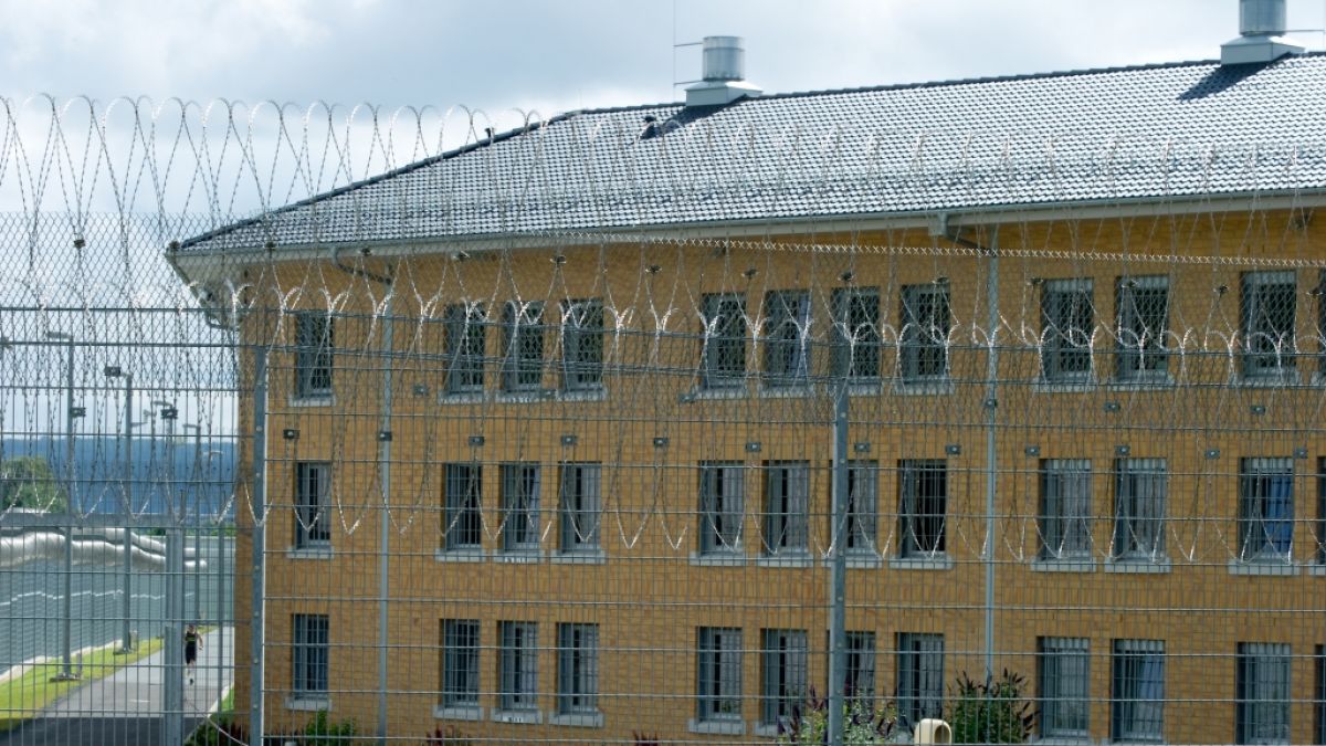 Die Aufnahme aus dem Jahr 2014 zeigt ein Gebäude der Sicherheitsverwahrung für Schwerverbrecher in der Justizvollzugsanstalt (JVA) Rosdorf bei Göttingen (Niedersachsen). (Foto)
