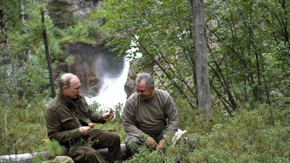 Ein Foto, das Kreml verbreitet wurde, zeigt den russischen Präsidenten Wladimir Putin (l) und den russischen Verteidigungsminister Sergej Schoigu. (Foto)