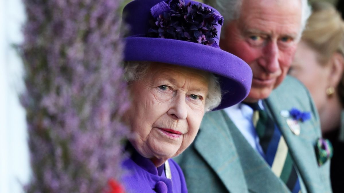 Queen Elizabeth II. und Prinz Charles sollen dem in Ungnade gefallenen Prinz Andrew finanziell aus der Patsche geholfen haben. (Foto)