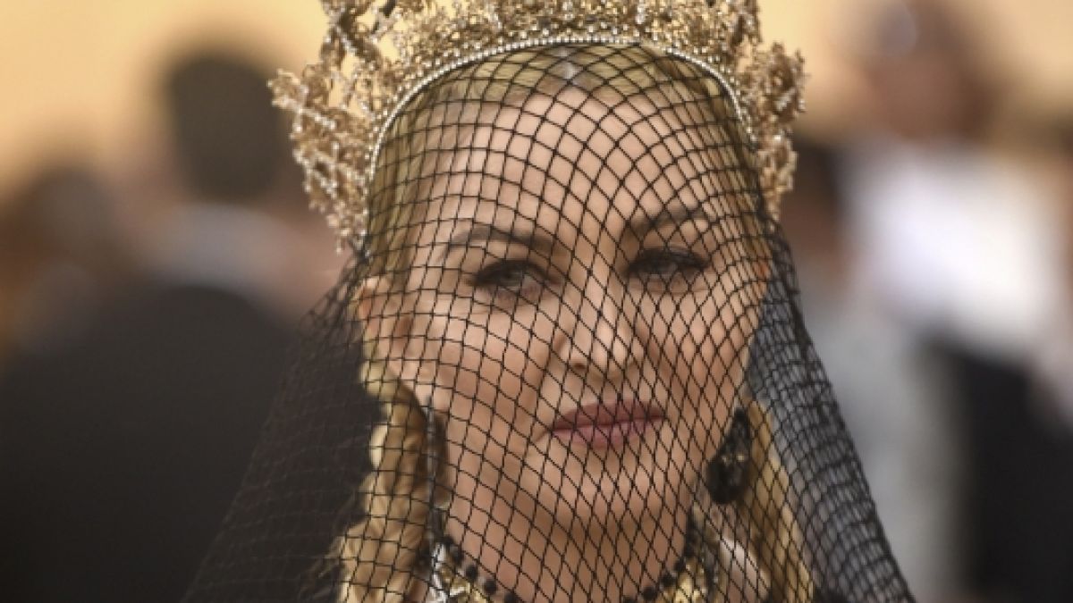 "Verschleiert" ganz gern mal ihren Alterungsprozess: Pop-Ikone Madonna mit einem ihrer zahlreichen Looks. (Foto)