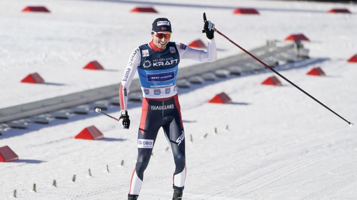 Der Norweger Jarl Magnus Riiber vor dem Zieleinlauf. (Foto)