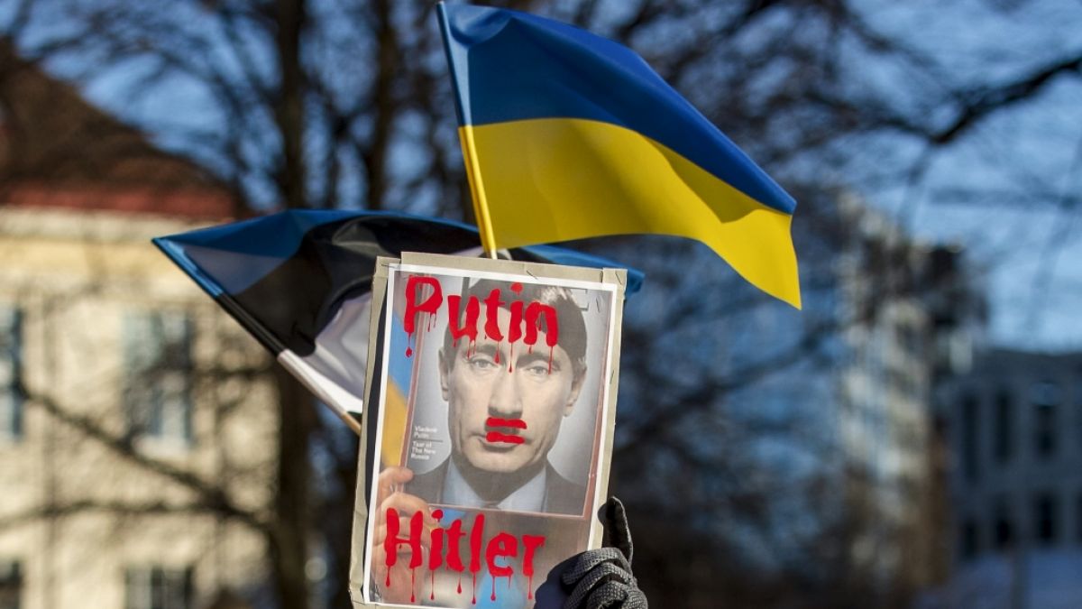 Bei Anti-Kriegs-Demos vergleichen Demonstranten Wladimir Putin oft mit Adolf Hitler. (Foto)