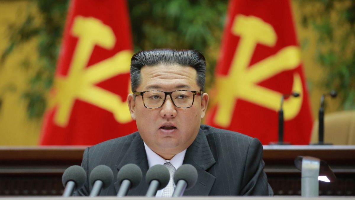 Nordkoreas unerbittlicher Diktator Kim Jong-un unter Beschuss durch südkoreanische Streitkräfte. (Foto)