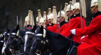 Bei den Mitgliedern der Queen's Guard, der Leibgarde von Queen Elizabeth II., handelt es sich um Soldatinnen und Soldaten aus Infanterie und Kavallerie.