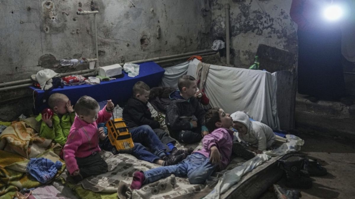 Kinder spielen in einem Bunker in Mariupol. (Foto)