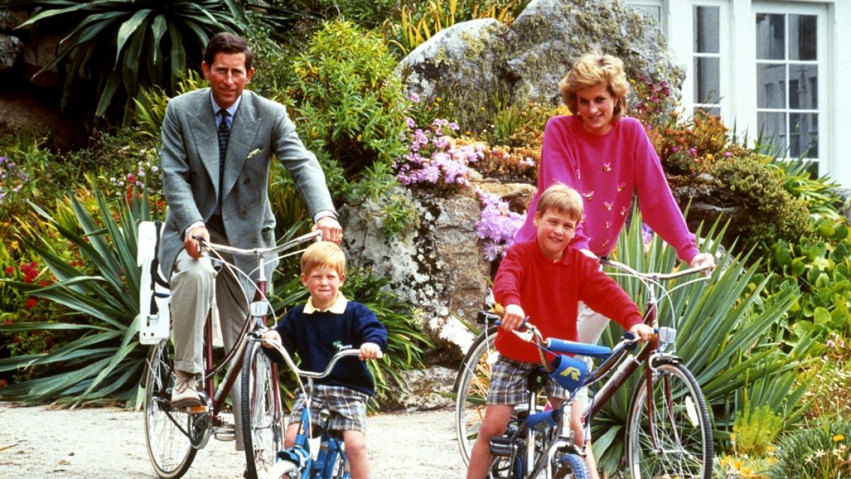 Die 1997 verstorbene Prinzessin Diana mit ihren Söhnen Prinz William (2.v.r.) und Prinz Harry (2.v.r.) und ihrem Mann Prinz Charles bei einem Familienausflug 1989 (Foto)