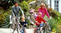 Die 1997 verstorbene Prinzessin Diana mit ihren Söhnen Prinz William (2.v.r.) und Prinz Harry (2.v.r.) und ihrem Mann Prinz Charles bei einem Familienausflug 1989