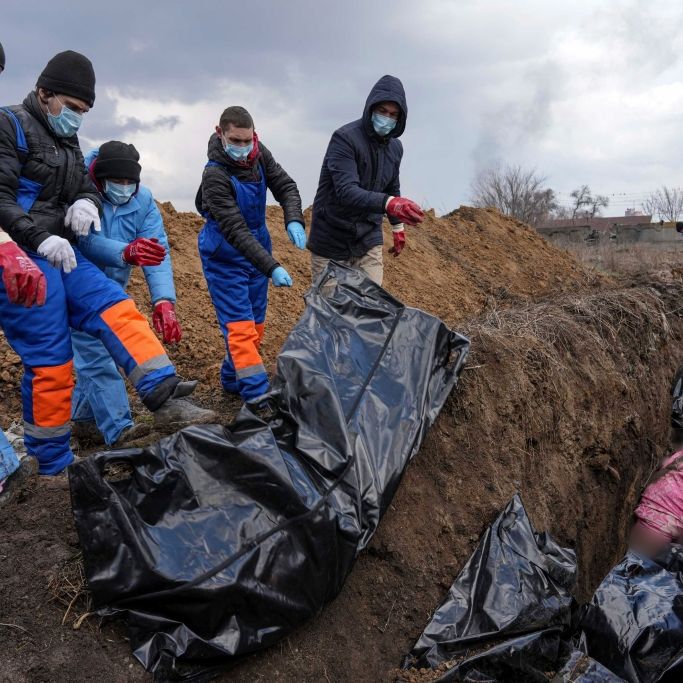 Schock-Fotos zeigen Massengräber in Mariupol
