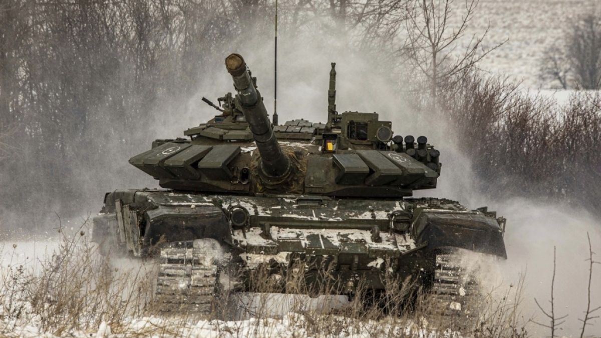 Putins Soldaten verstecken sich mitunter in ihren Panzern. (Foto)