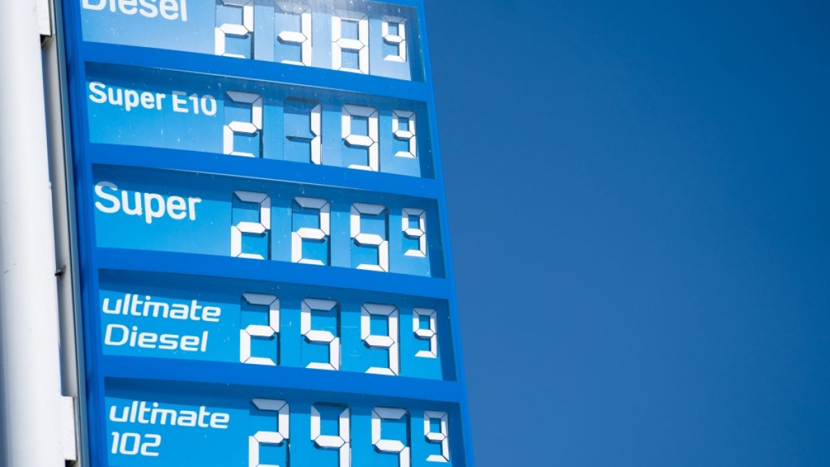 Die Benzinpreise in Deutschland liegen aktuell bei über zwei Euro. In vielen Nachbarländern kostet der Sprit aktuell deutlich weniger. (Foto)
