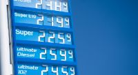 Die Benzinpreise in Deutschland liegen aktuell bei über zwei Euro. In vielen Nachbarländern kostet der Sprit aktuell deutlich weniger.
