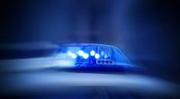 Die Polizei in Köln fahndet nach mehreren Schüssen auf einen 25-Jährigen nach dem flüchtigen Täter.