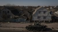 Ein zerstörter Panzer steht nach Kämpfen auf einer Straße in der Nähe von Brovary, nördlich von Kiew.