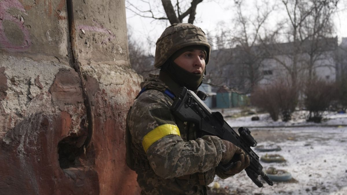 Ein ukrainischer Soldat bewacht seine Stellung in Mariupol. Die prorussischen Separatisten setzen mit Unterstützung russischer Truppen ihren Vormarsch in der eingeschlossenen ukrainischen Hafenstadt Mariupol nach Angaben aus Kiew fort. (Foto)