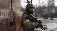 Ein ukrainischer Soldat bewacht seine Stellung in Mariupol. Die prorussischen Separatisten setzen mit Unterstützung russischer Truppen ihren Vormarsch in der eingeschlossenen ukrainischen Hafenstadt Mariupol nach Angaben aus Kiew fort.