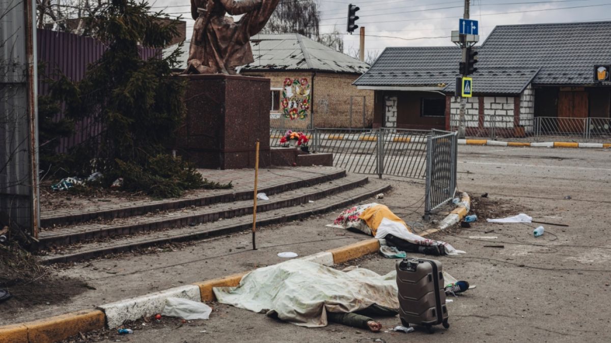 Die Leichen von Menschen, die durch russischen Beschuss getötet wurden, liegen in der Stadt Irpin in der Ukraine auf der Straße. (Foto)