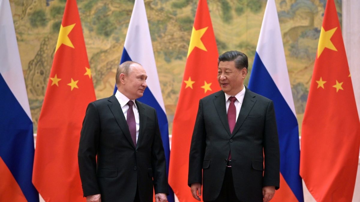 Wladimir Putin soll den chinesischen Präsidenten Xi Jinping um Hilfe gebeten haben. (Foto)