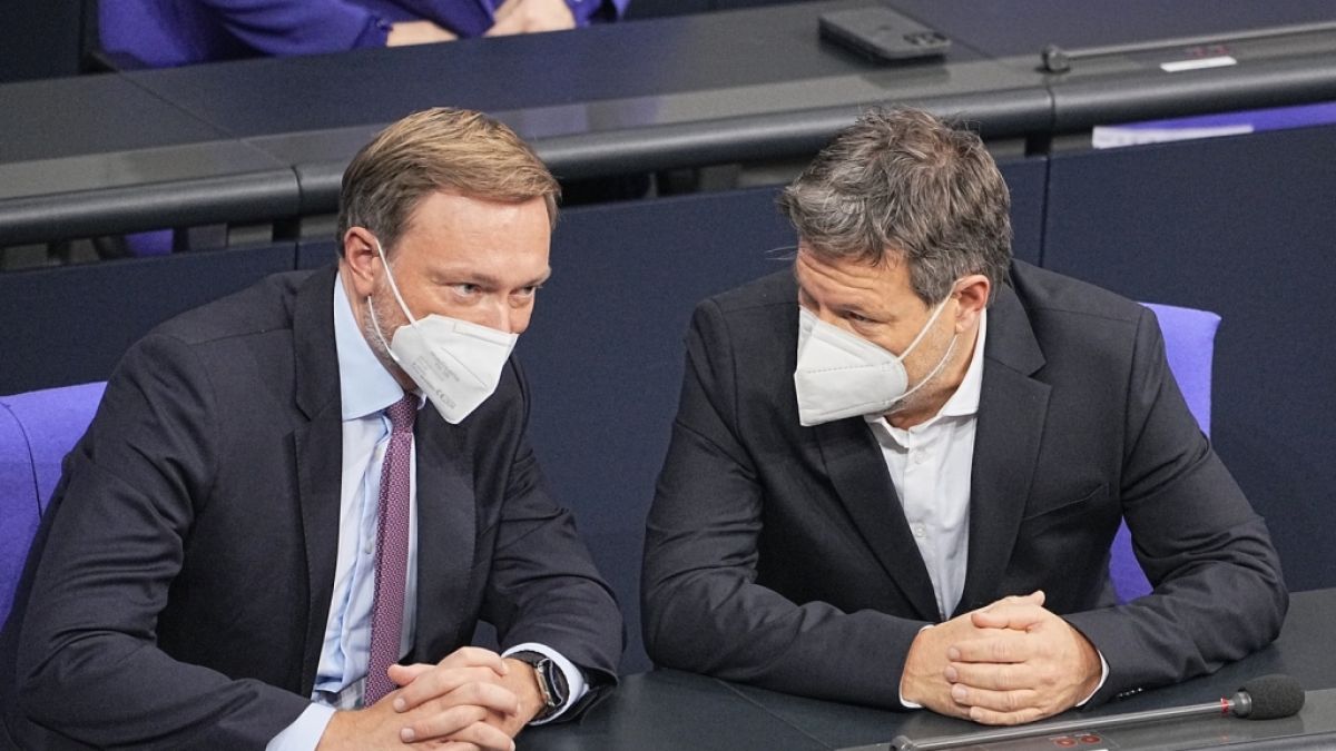 Schaffen das Duo die Energiepreis-Bremse? Finanzminister Christian Lindner (l.) und Wirtschaftsminister Robert Habeck (r.) (Foto)